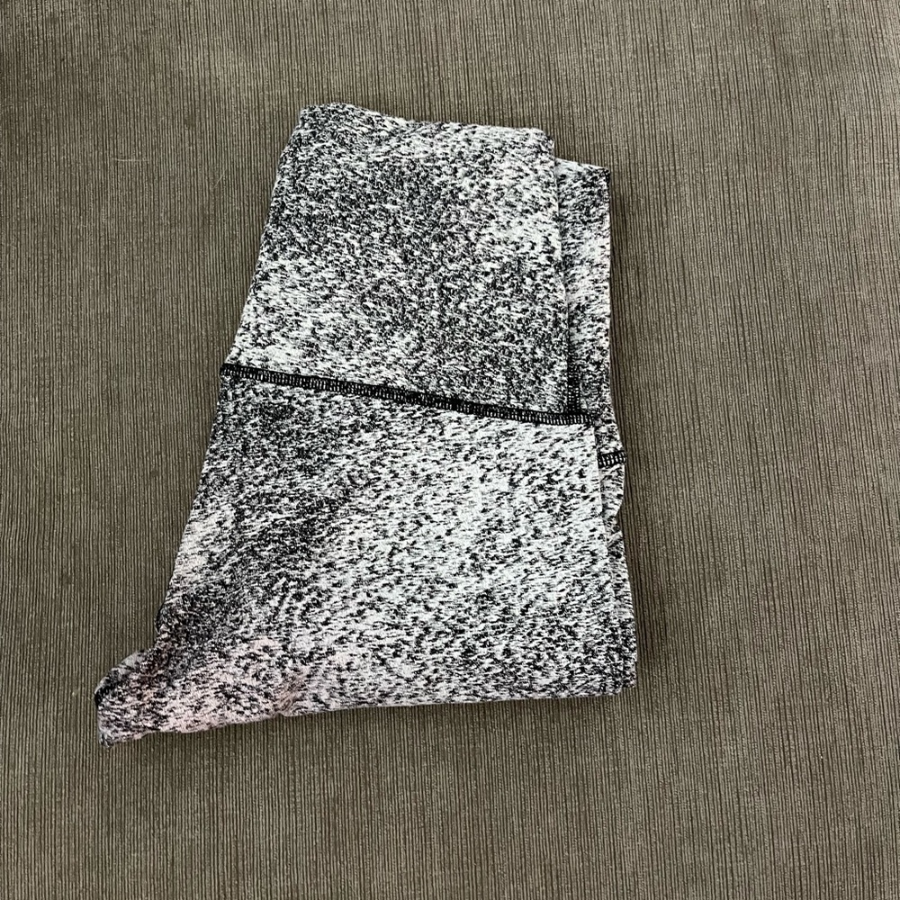 Lululemon leggings length 28 size 6. Black and white